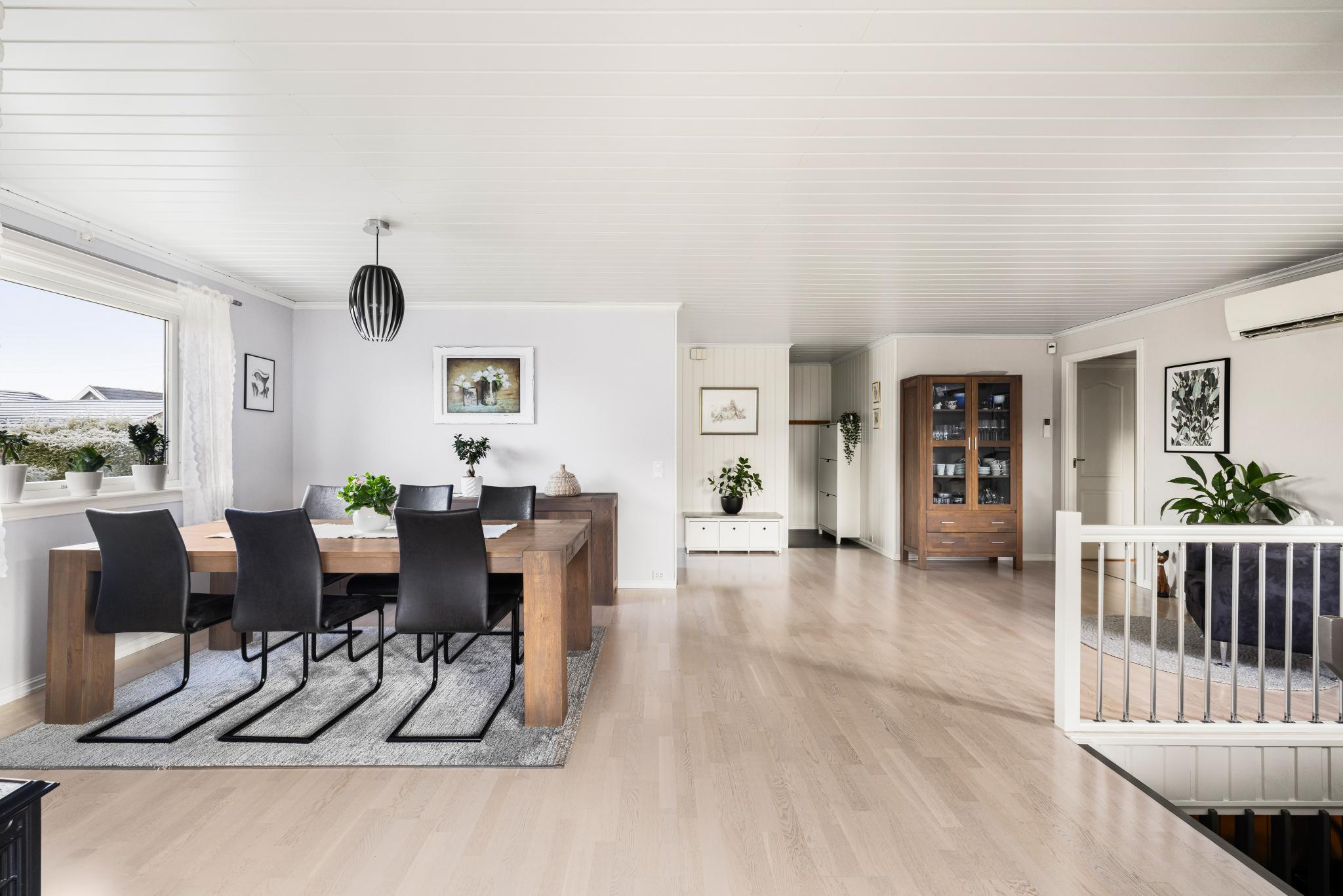 spisestue, (andre møbler enn avbildet følger med)